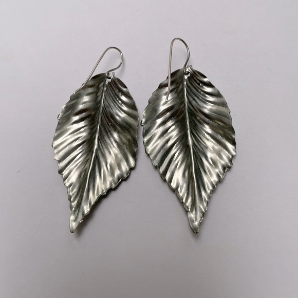 Silver tone dangly leaf earrings - Picture 2 of 5